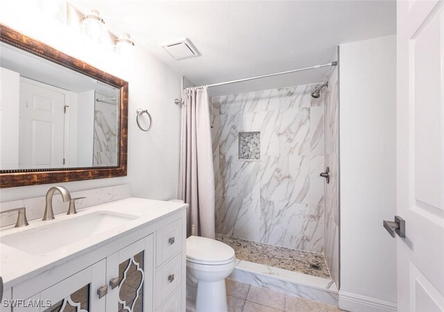 bathroom with a shower with curtain, vanity, and toilet