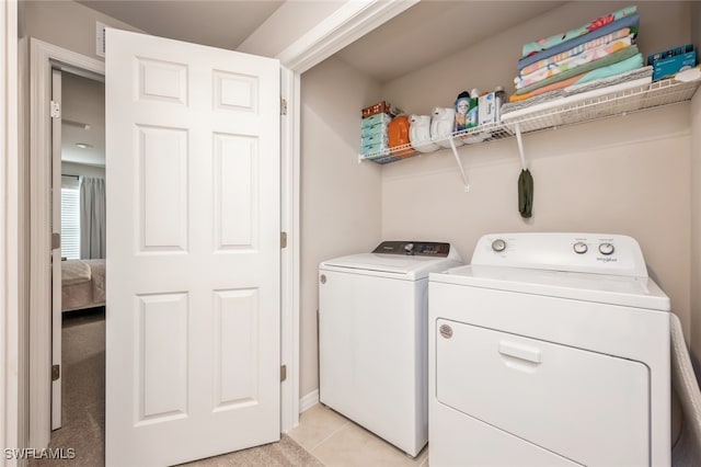 washroom featuring light tile patterned floors and independent washer and dryer