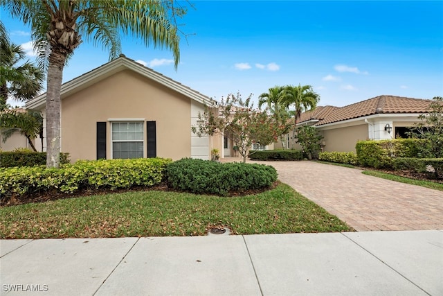 view of front of home with a front lawn