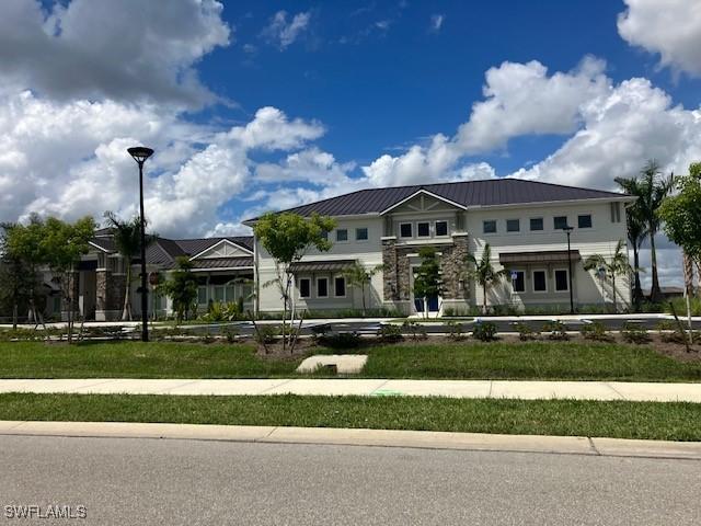 view of front of property featuring a front yard