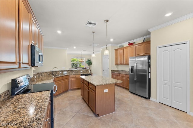 kitchen featuring hanging light fixtures, sink, kitchen peninsula, appliances with stainless steel finishes, and a center island