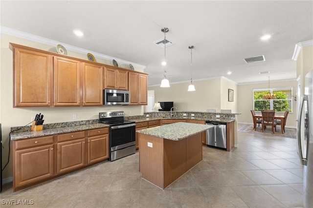 kitchen featuring appliances with stainless steel finishes, crown molding, kitchen peninsula, and pendant lighting