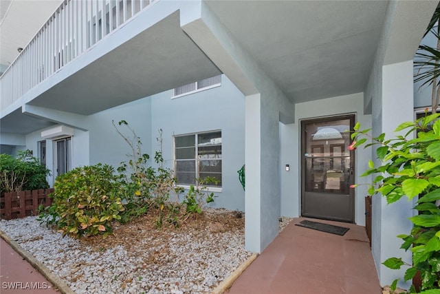 view of exterior entry featuring stucco siding