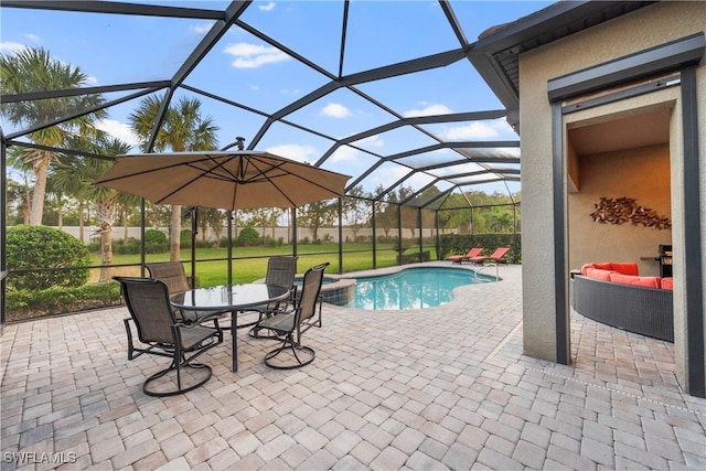 12917 Hadley Ct, Fort Myers, FL 33913 - swimming pool with a patio and glass enclosure