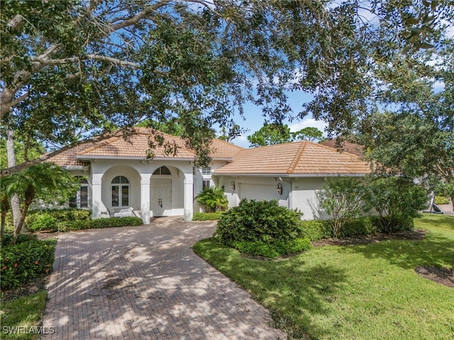 view of front of home with a front lawn