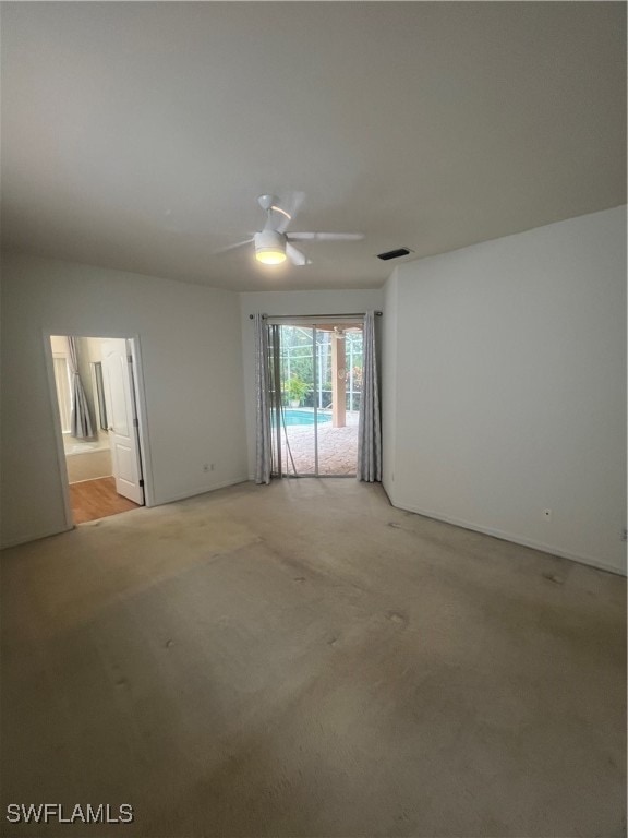 carpeted empty room featuring ceiling fan