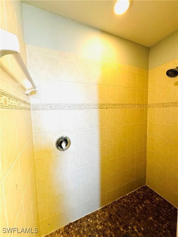 bathroom featuring tiled shower