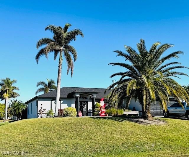 view of front of house featuring a front lawn