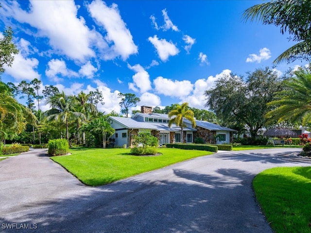 view of front of property featuring a front lawn