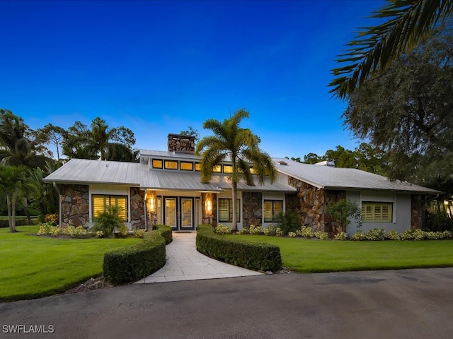 view of front of property featuring a lawn