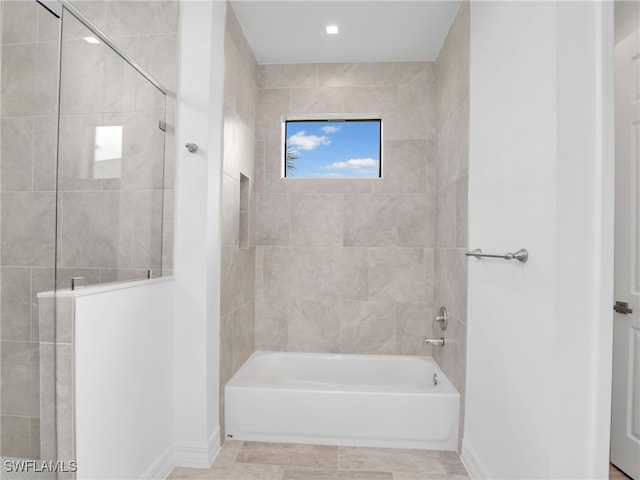 bathroom with tiled shower / bath combo