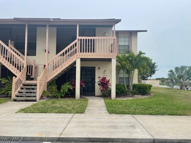 view of front of house featuring a front lawn