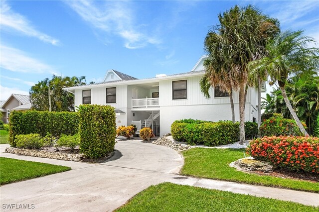 view of front of home featuring a front yard