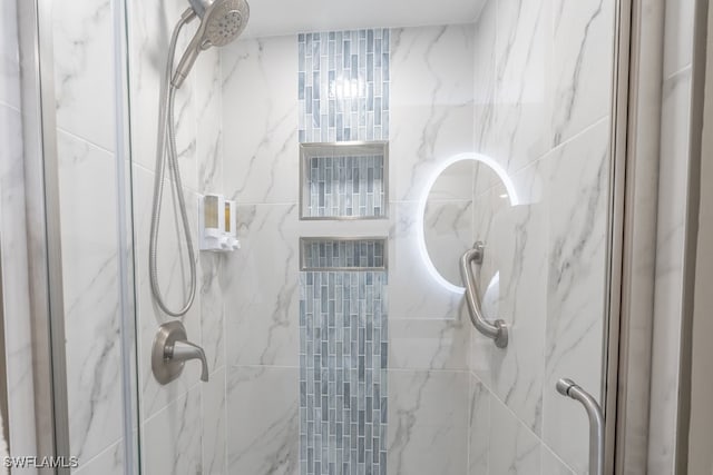 bathroom featuring a tile shower