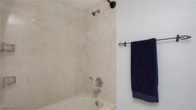 bathroom featuring tiled shower / bath combo