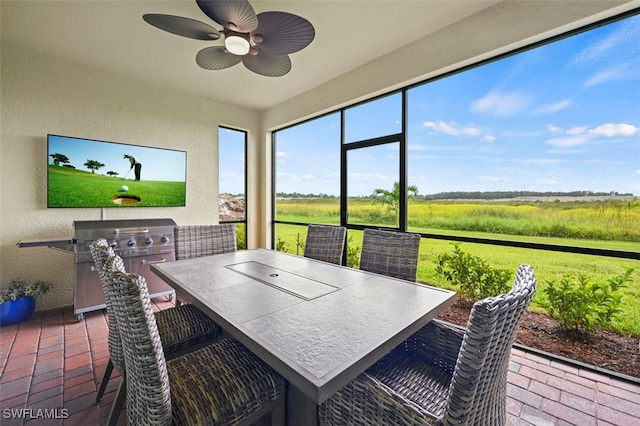 sunroom with ceiling fan