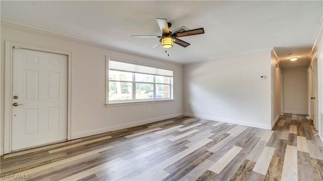 empty room featuring light wood-type flooring, crown molding, and ceiling fan