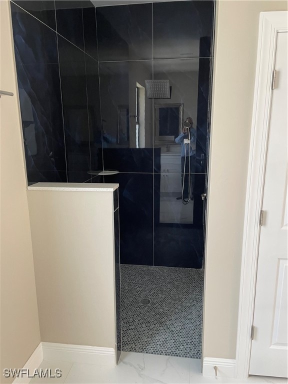 bathroom featuring a tile shower