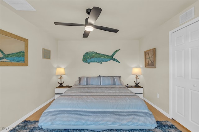 bedroom with hardwood / wood-style floors, ceiling fan, and a closet