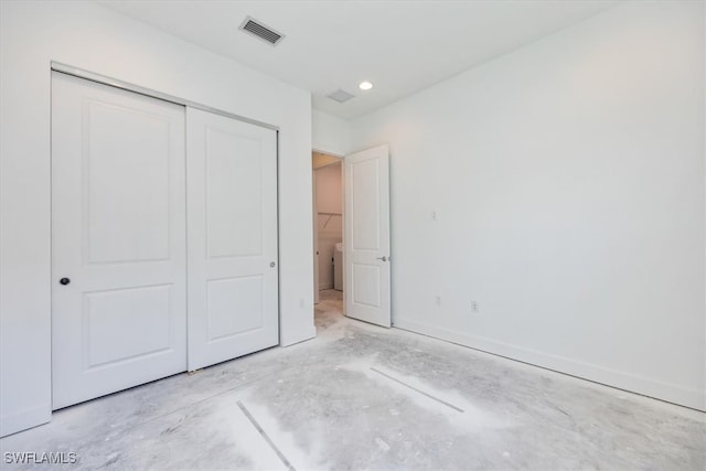 unfurnished bedroom featuring a closet