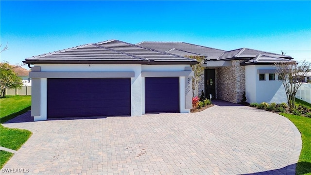 view of front facade featuring a garage