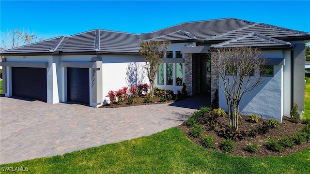 view of front facade featuring a garage