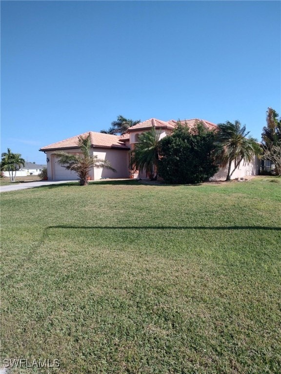 view of front facade featuring a garage and a front lawn