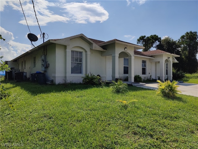 view of front of house featuring a front lawn