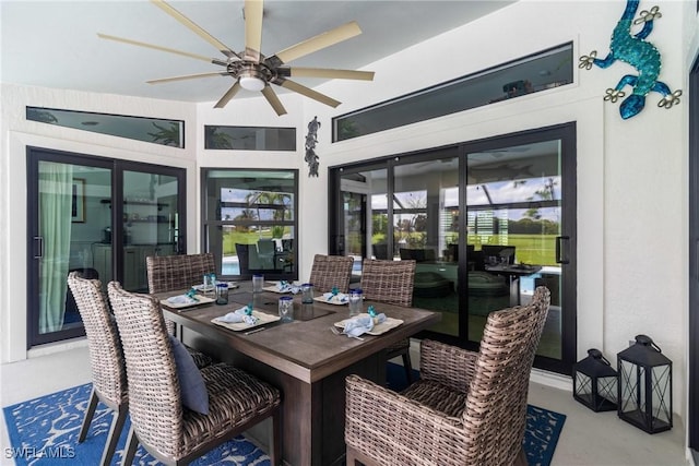 sunroom with ceiling fan