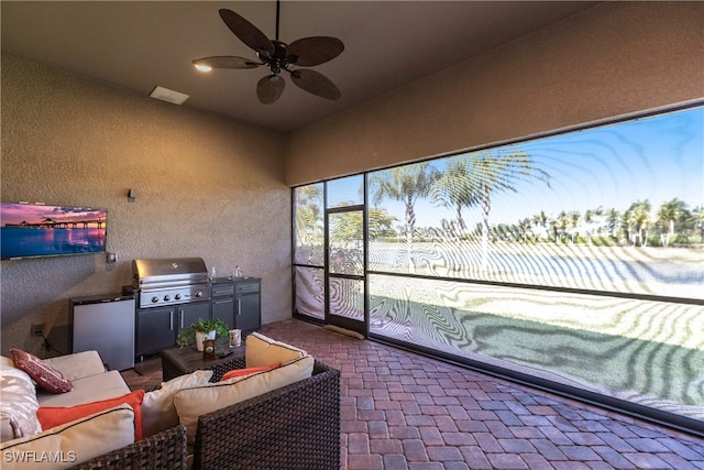 sunroom with ceiling fan