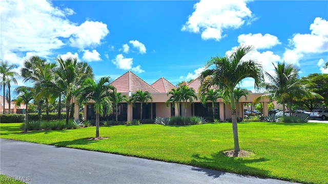 view of front facade featuring a front yard