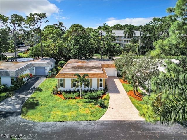 view of front facade with a front lawn