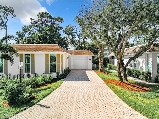 single story home featuring a garage