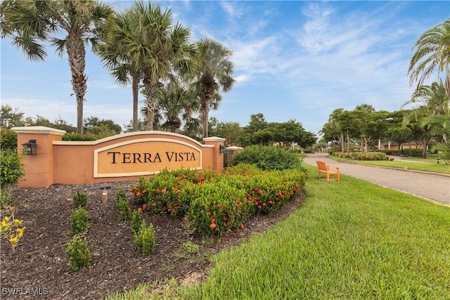 community / neighborhood sign with a yard