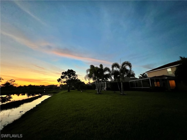 view of yard at dusk