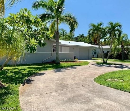 view of front of home featuring a front yard