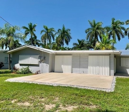 view of front of home featuring a front lawn