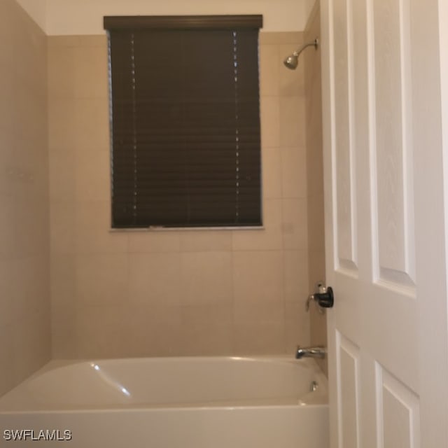 bathroom with tiled shower / bath combo