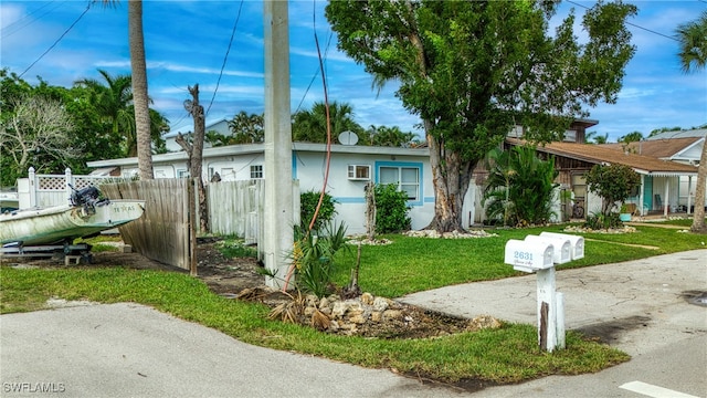 view of front of property featuring a front lawn