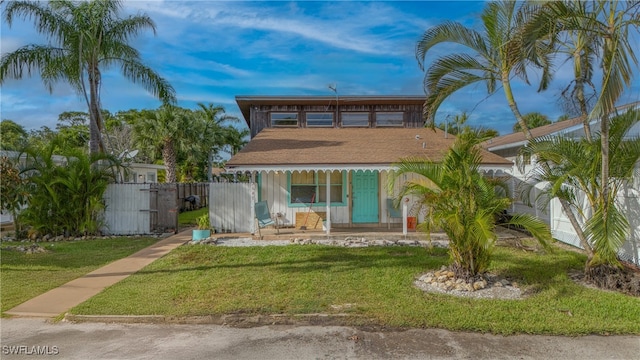 view of front facade with a front yard