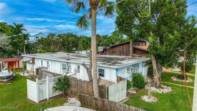 back of house featuring a yard