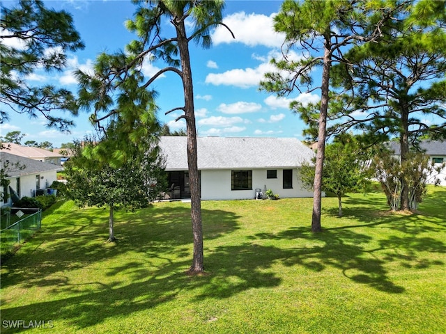 view of front facade with a front yard