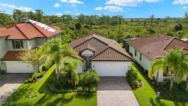 view of front of property featuring a front lawn