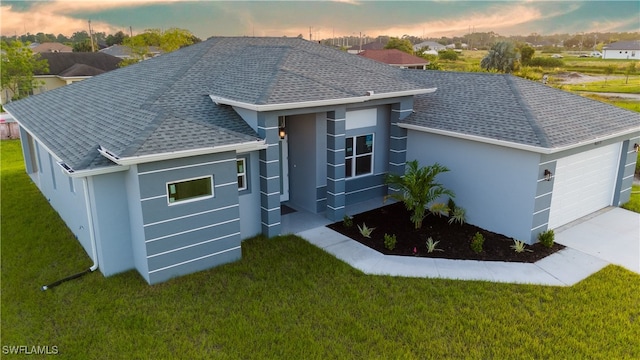 view of front of house featuring a lawn and a garage