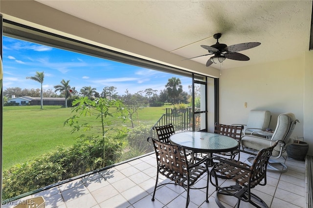 sunroom with ceiling fan