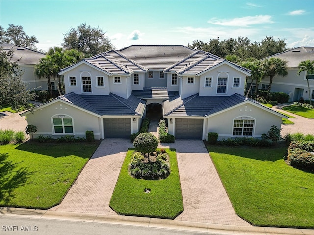 view of front facade featuring a garage and a front yard