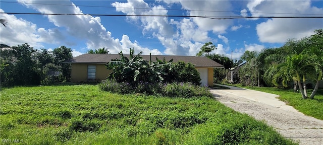 view of front facade with a front yard