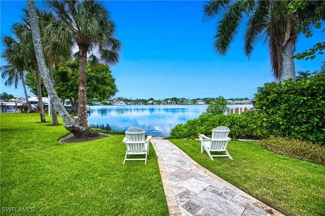 view of yard featuring a water view