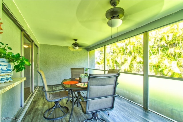 sunroom with ceiling fan