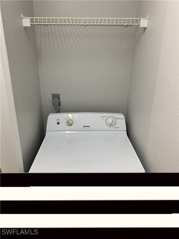 laundry room with washer / clothes dryer